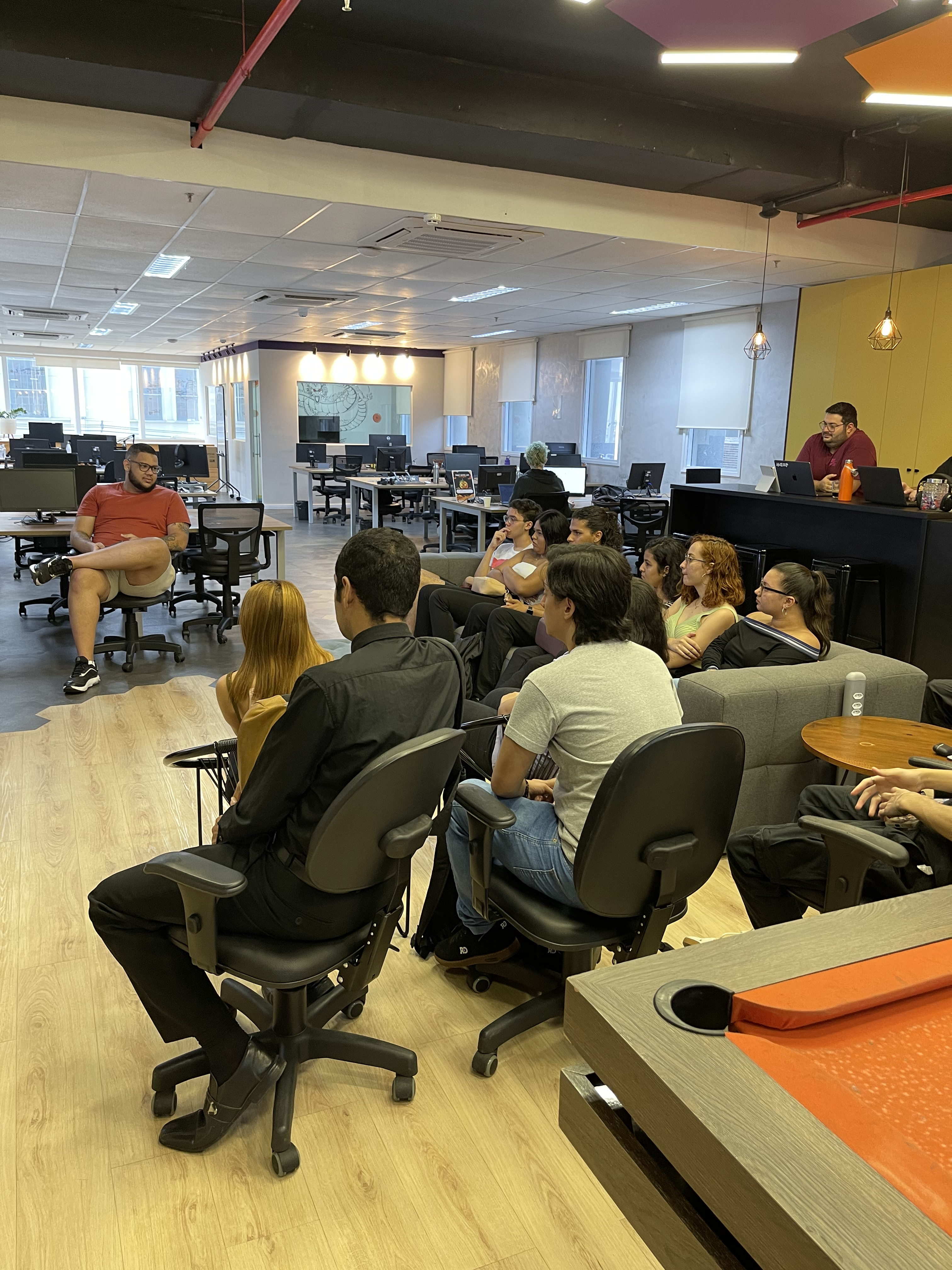 Trabalhe ou estudo ao lado de profissionais da área e aprenda como funciona uma empresa tech por dentro